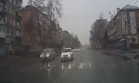 تصادف دردناک یک زن حین صحبت کردن با موبایل + فیلم
