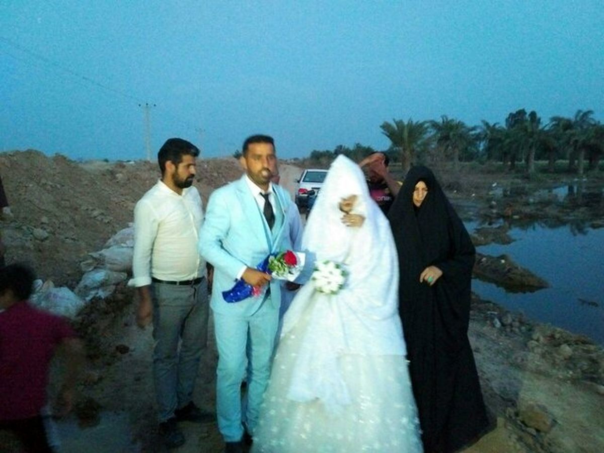 زوج خوزستانی مراسم ازدواجشان را روی سیل برگزار کردند+عکس