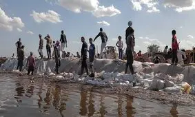 امداد رسانی زوج فلسطینی به سیل‌زدگان خوزستان+ویدئو