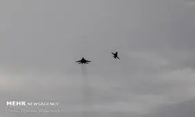 پرواز جنگنده‌ بمب افکن‌های ایرانی «صاعقه» و «کوثر» در روز ارتش