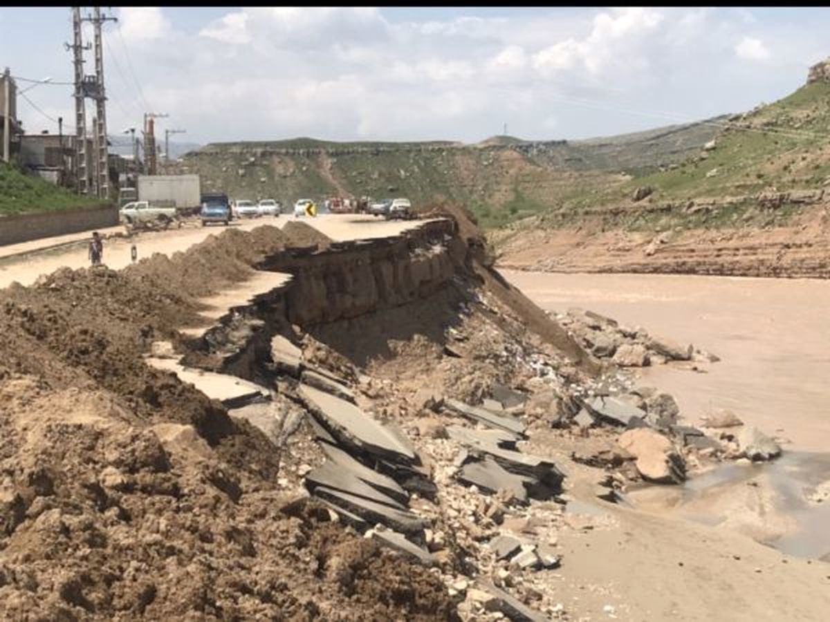 سیل در افرینه، مدرسهها را هدف گرفته/ چند روز گذشته و رودخانه همچنان گلی است