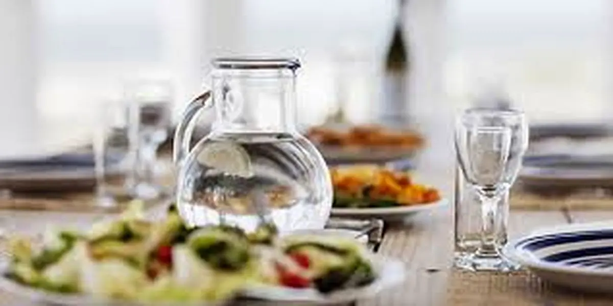 نوشیدن آب همراه غذا مفید یا مضر؟