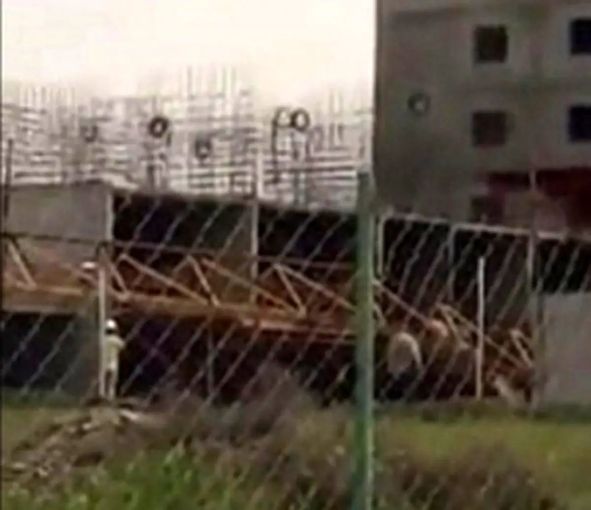 سقوط یک دستگاه تاور در منطقه رسالت مشهد+فیلم