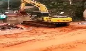 تکنیک جالب بیل مکانیکی برای عبور از موانع!