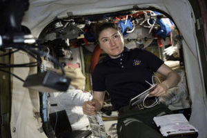 یک فضانورد زن رکورد دار اقامت در فضا می شود