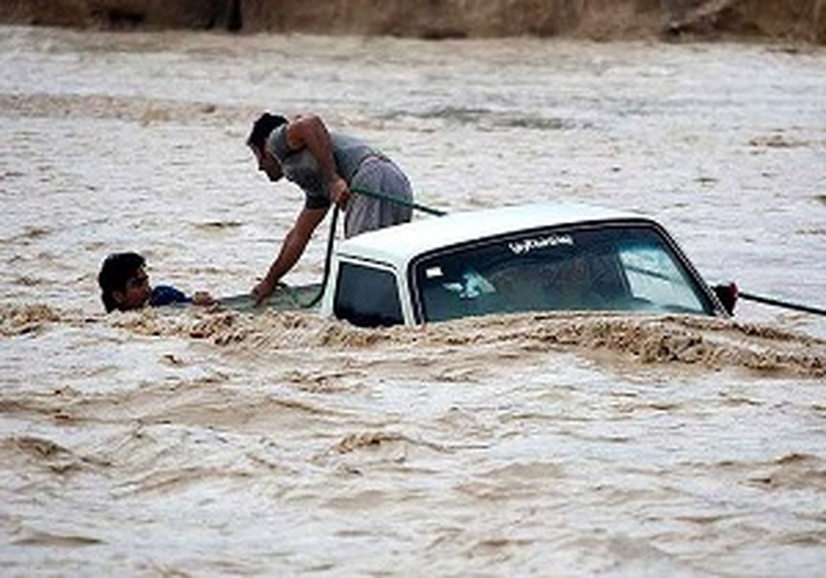 غرق شدن ۲ خودرو در سیلاب محور اهواز-آبادان