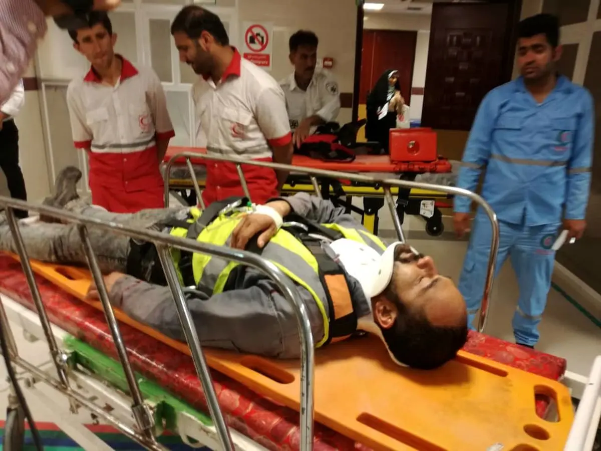 نجات جوان دکل بند مصدوم پس از ۴ ساعت