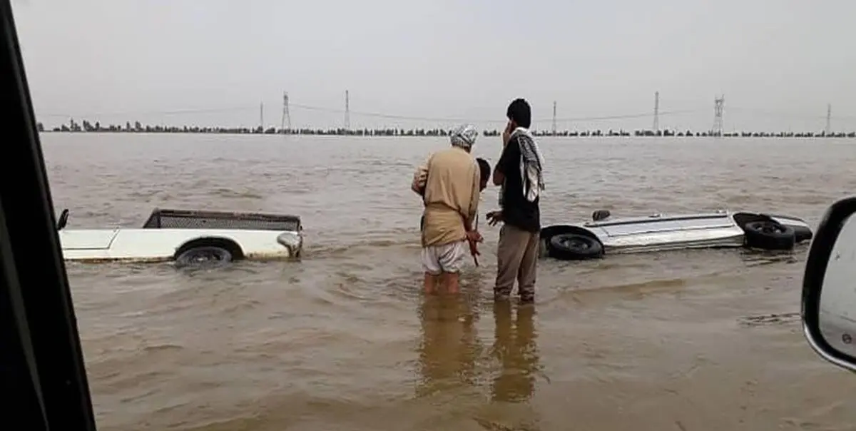فیلم| غرق دو خودرو در جاده اهواز ـ آبادان