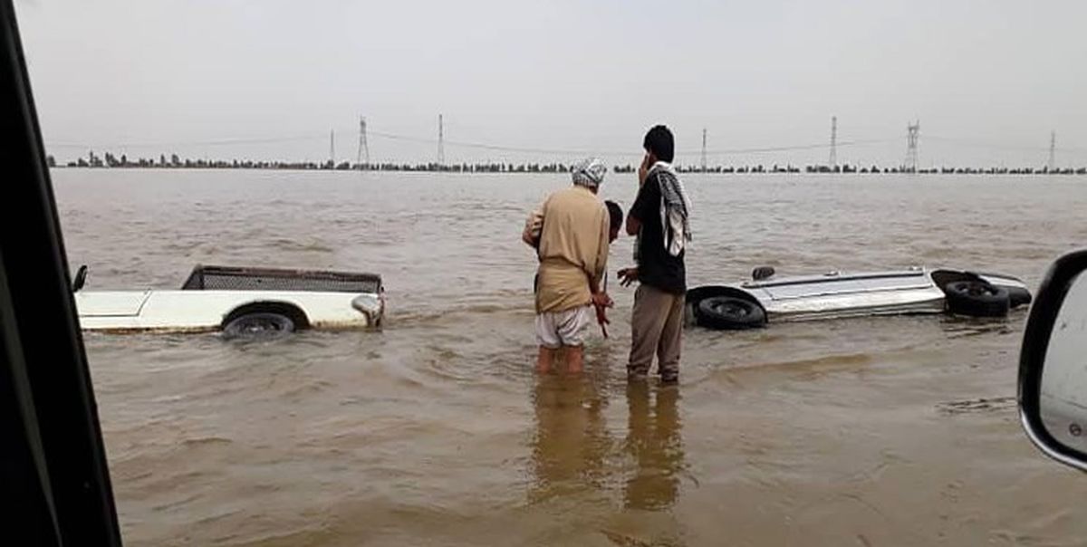 فیلم| غرق دو خودرو در جاده اهواز ـ آبادان