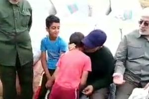 دیدار سردار سلیمانی با کودکان خوزستانی