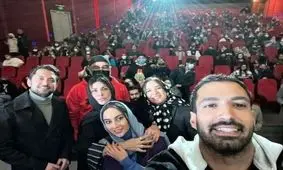 سلفی گرفتن بهرام رادان، پژمان جمشیدی، ترلان پروانه و ... در اکران مردمی «گربه سیاه»/ عکس