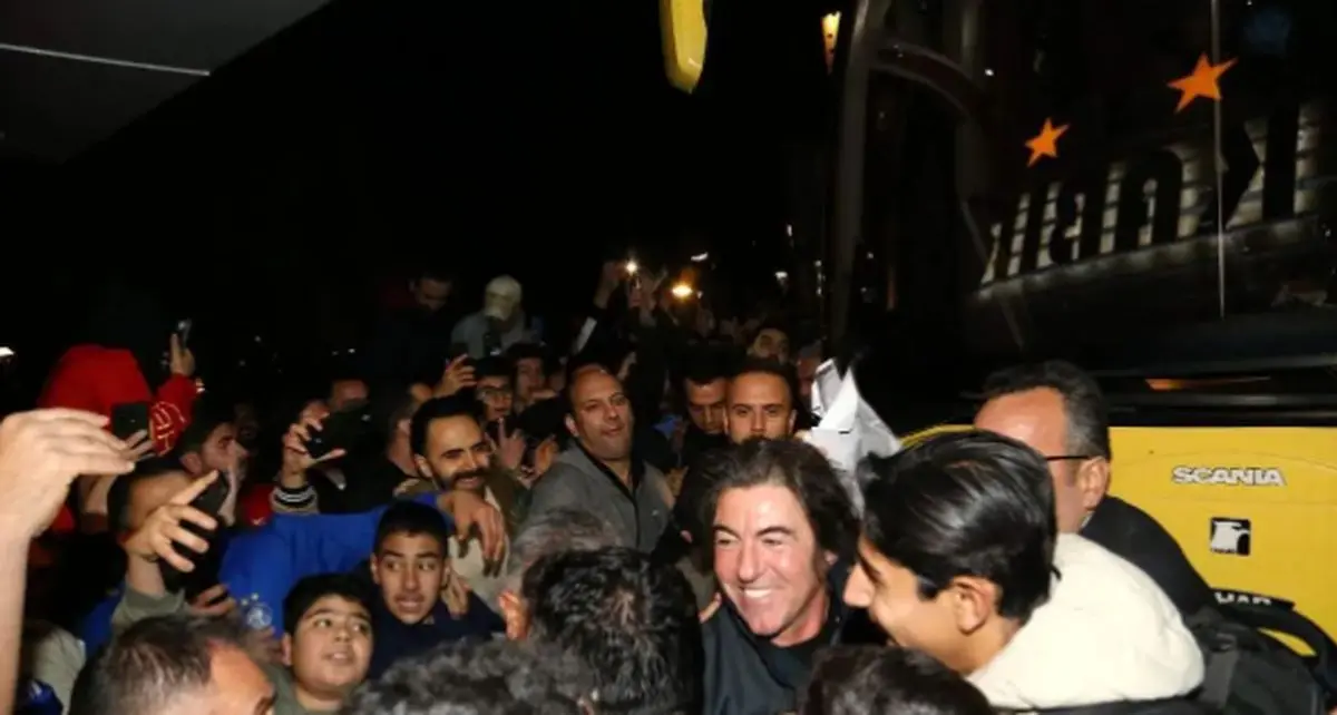 حمله به رامین رضاییان شب قبل از دربی/ ویدئو