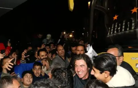 حمله به رامین رضاییان شب قبل از دربی/ ویدئو