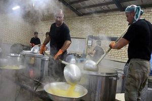 پخت روزانه بیش از ۳ هزار پرس غذا توسط موکب آران در خوزستان