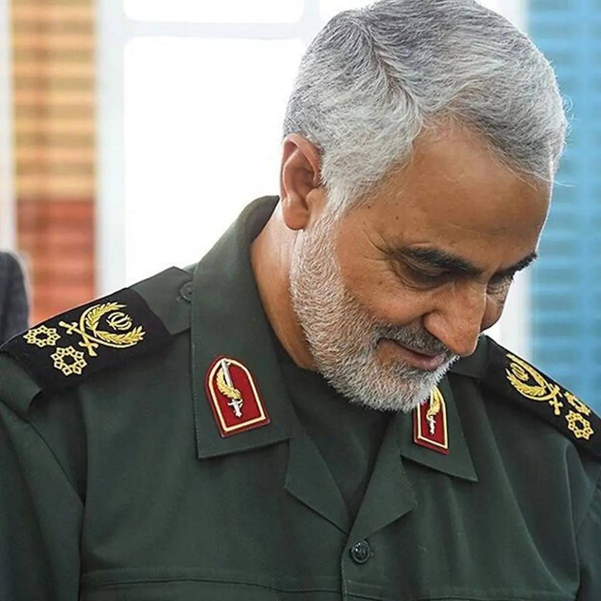 هدیه انگشتری سردار سلیمانی به مادر شهیدی که پیکر فرزندش بعد از ۴سال بازگشت+ویدئو