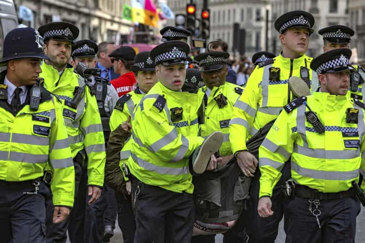 شیوه پلیس لندن برای خالی کردن خیابان از حضور معترضان + فیلم