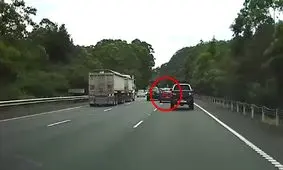 اقدام احمقانه دو راننده در اتوبان حادثه ساز شد +فیلم