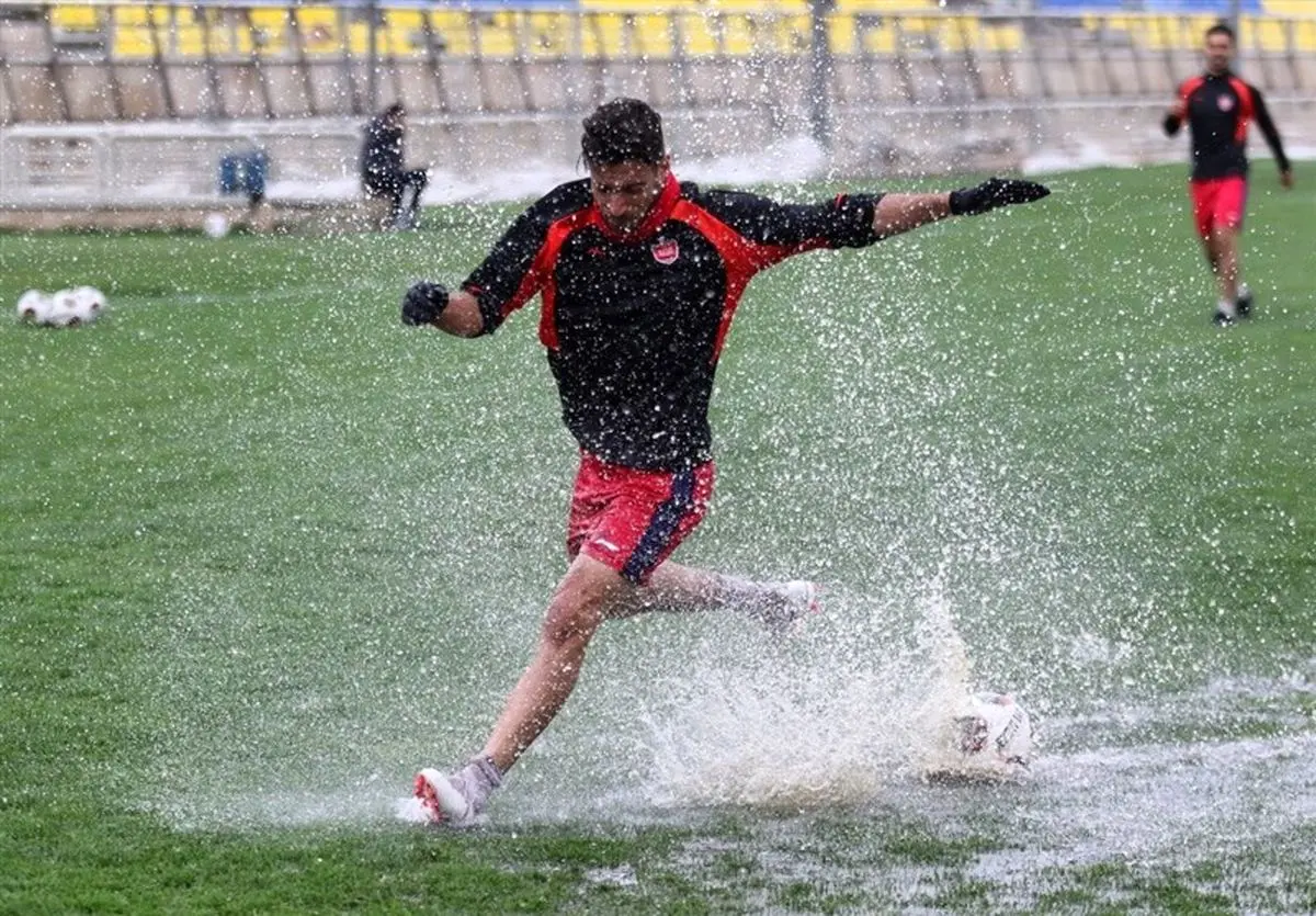 شبیه‌سازی الاهلی در زمین آب گرفته/ ناراحتی بازیکنان و تمرین اختصاصی مصلح