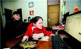 تلاش دختر معلول برای درمان سرطان پدرش+عکس