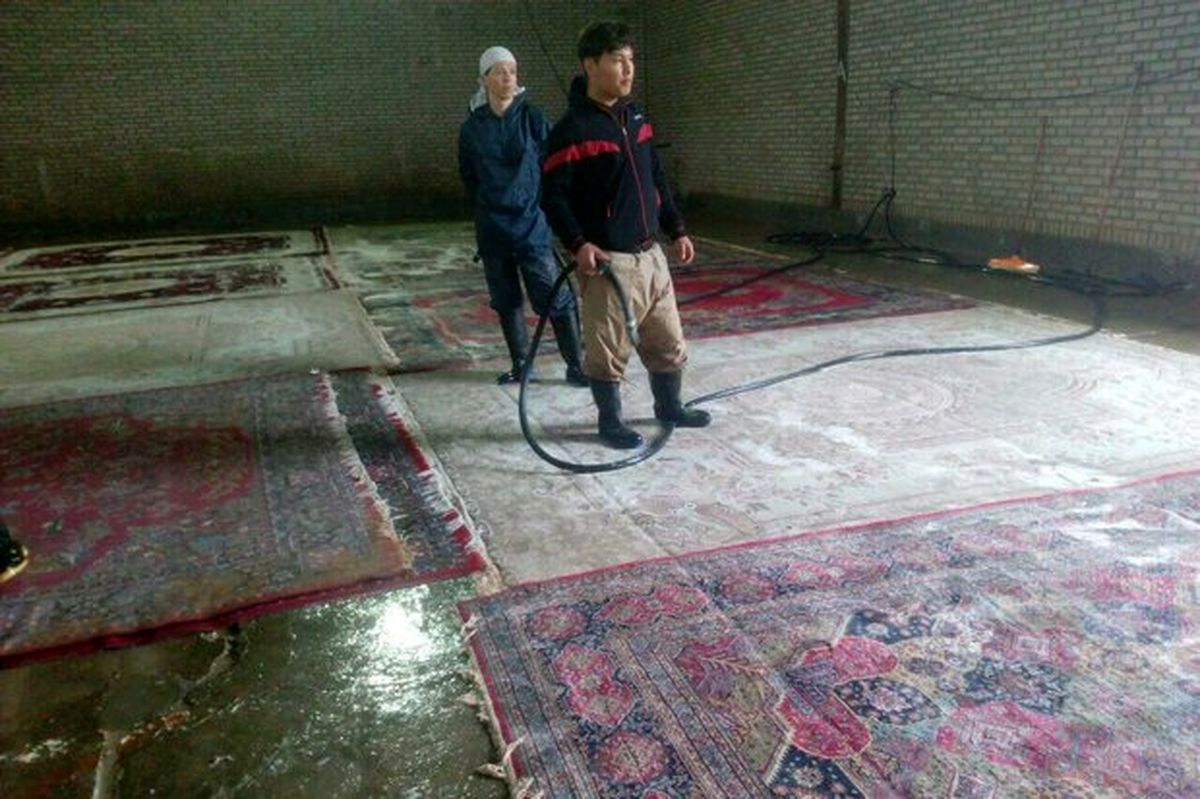 فعالیت سه شیفت تیپ فاطمیون برای شستشوی فرش سیلزدگان پلدختر