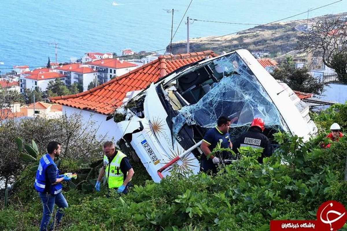 لحظه سقوط اتوبوس گردشگران در پرتغال +فیلم