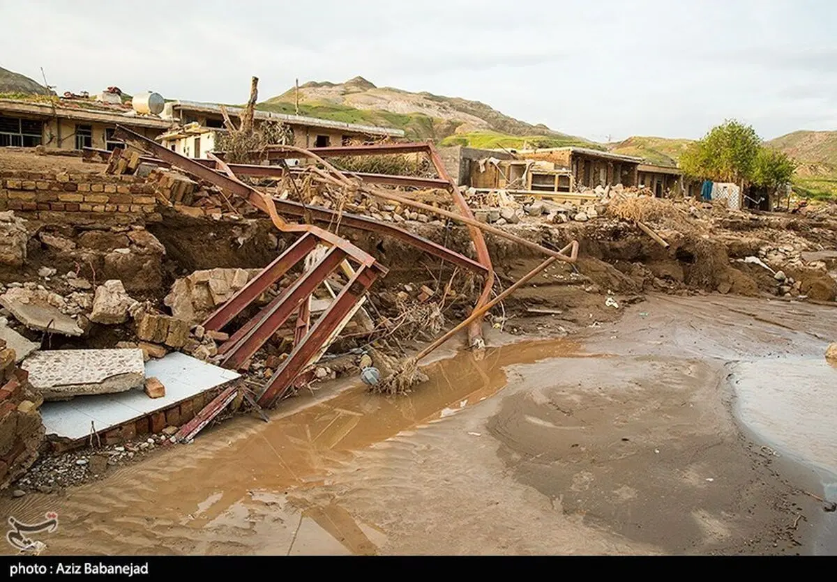 معابر و کوچه های روستای «چم‌مهر» پلدختر پاکسازی می‌شود
