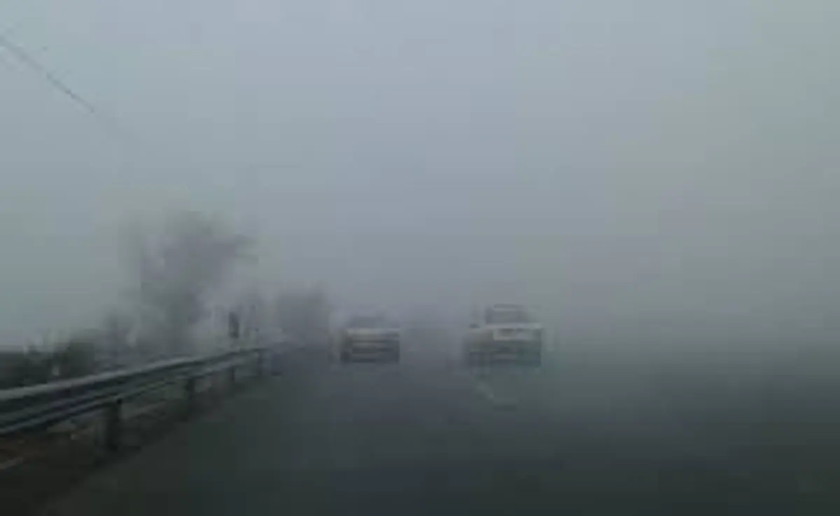 مه و بارندگی پراکنده در برخی جاده های خراسان‌رضوی وجود دارد