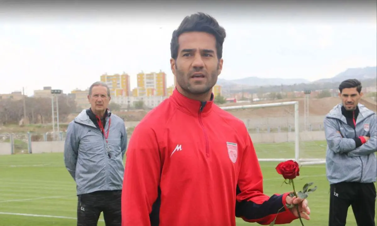 دلجویی هواداران تراکتورسازی از شجاعی و دژاگه با دسته گل