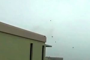 برخورد صاعقه با یک ساختمان