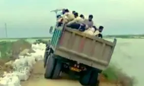 واژگونی کامیون حامل جوانان جهادگر قمی +فیلم