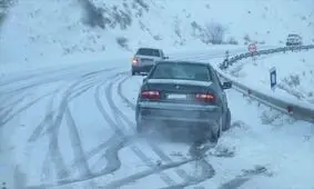 بارش برف و کولاک باعث لغزندگی جاده های زنجان شده است