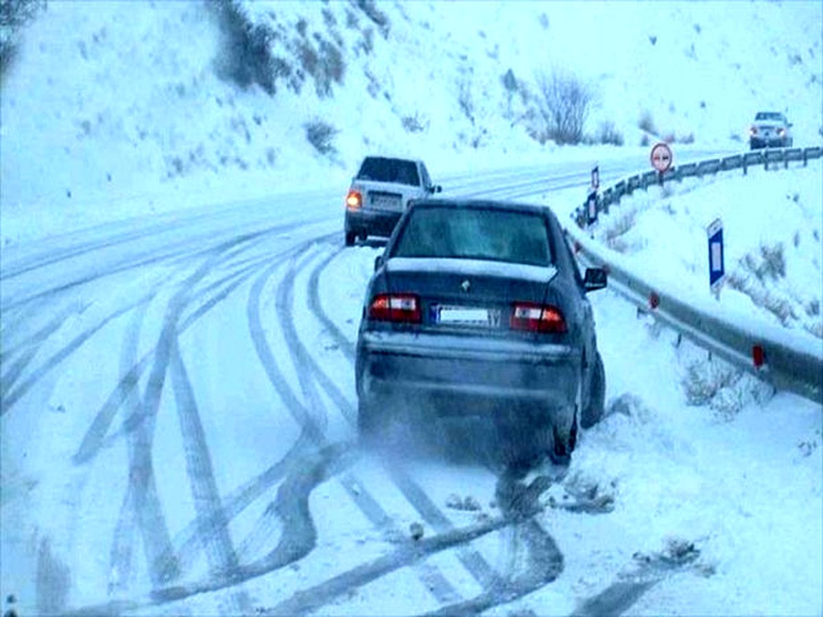 بارش برف و کولاک باعث لغزندگی جاده های زنجان شده است