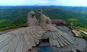 بزرگ‌ترین مجسمه دنیا به شکل پرنده در هند