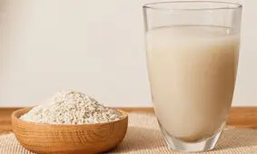 خواص شگفت انگیز آب برنج برای زیبایی پوست و مو