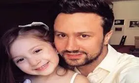 وقتی شاهرخ استخری دستهای یخ زده دخترش را گرم می کند+ویدئو