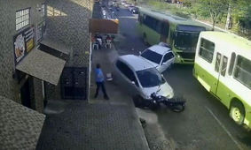 برخورد وحشتناک اتوبوس با خودرو‌های پارک شده +فیلم