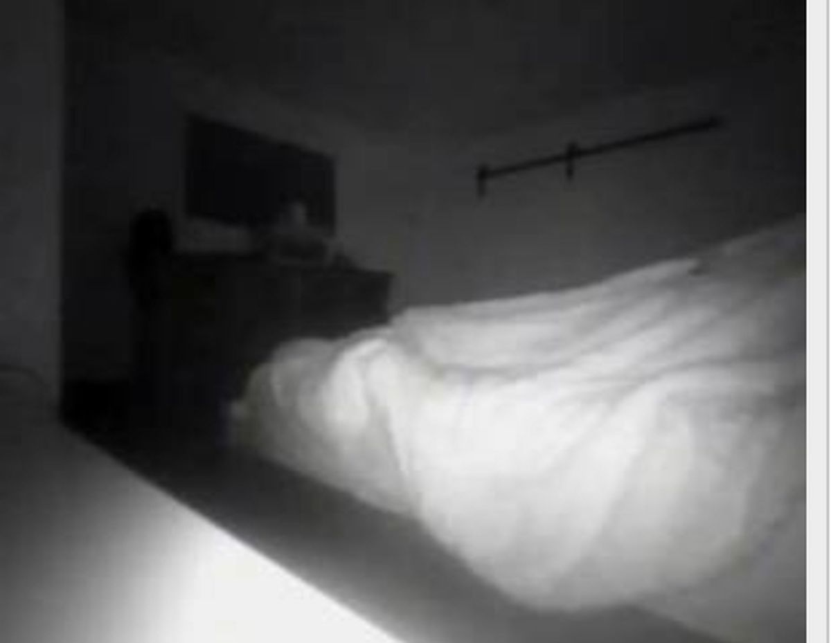کشف عجیب روح ایستاده در کنار تخت! + تصاویر