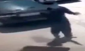 سقوط مرگبار کولر از پشت بام به روی یک مرد + فیلم