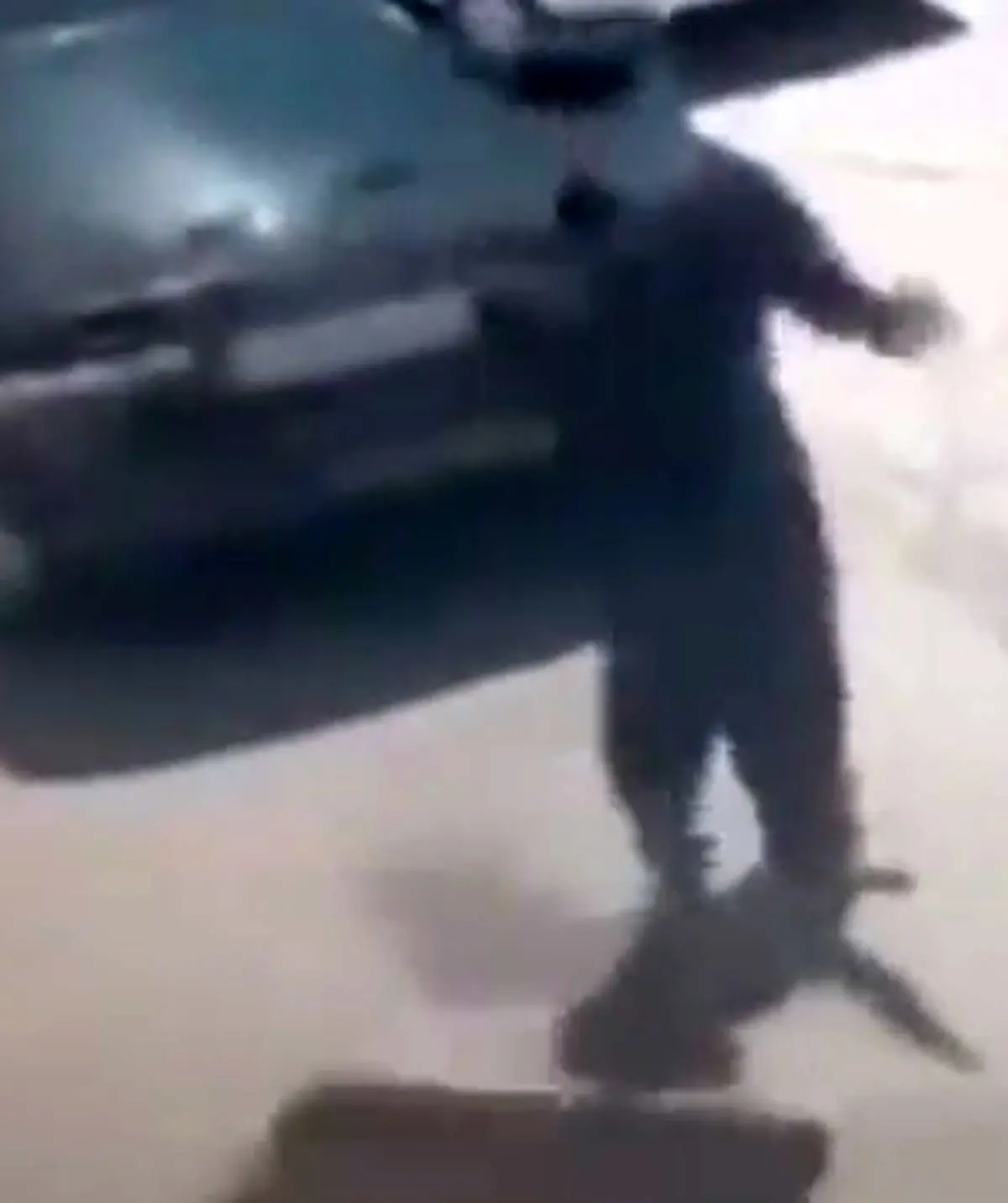 سقوط مرگبار کولر از پشت بام به روی یک مرد + فیلم