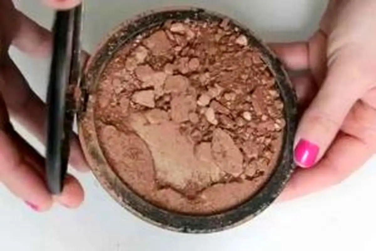 پنکیک و رژگونه شکسته را چگونه ترمیم کنیم؟