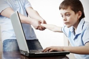 خانواده‌ها چگونه از اعتیاد فرزندان به اینترنت جلوگیری کنند؟