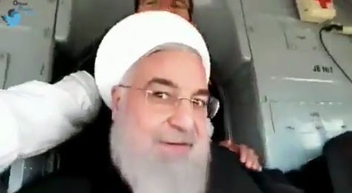 سلفی روحانی در کابین هواپیما