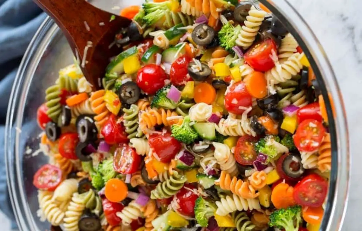 سالاد پاستا رنگی با سبزیجات و سس ایتالیایی + دستور تهیه