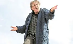 رقص و شادی «رضا کیانیان» در میان سیل‌زدگان+ویدئو