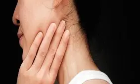 چرا برآمدگى پشت گوش بوجود می آید و درمان آن چیست؟