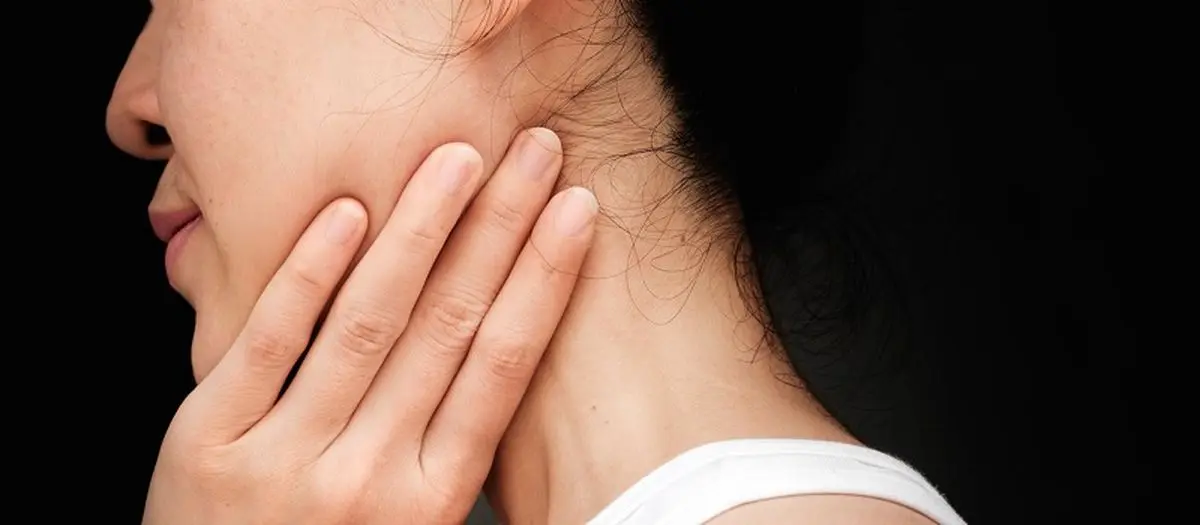 چرا برآمدگى پشت گوش بوجود می آید و درمان آن چیست؟