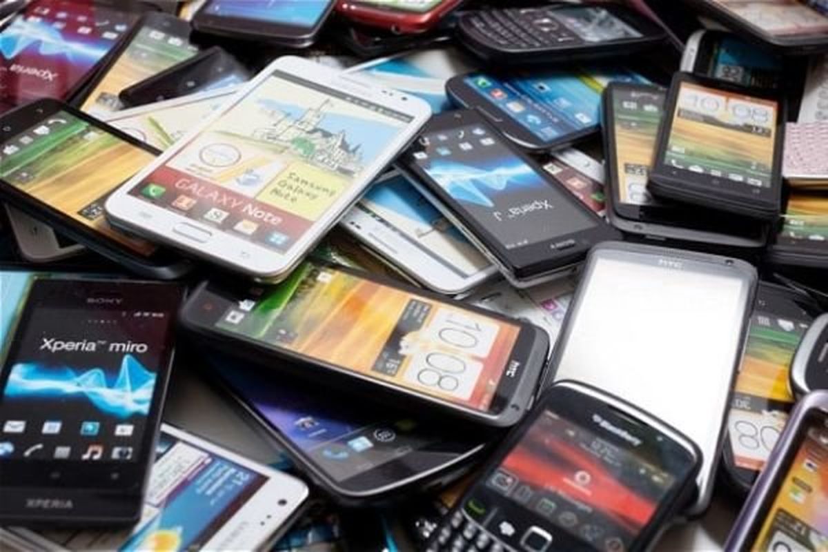 ۵۲ هزار قطعه تجهیزات جانبی قاچاق موبایل در اراک کشف شد