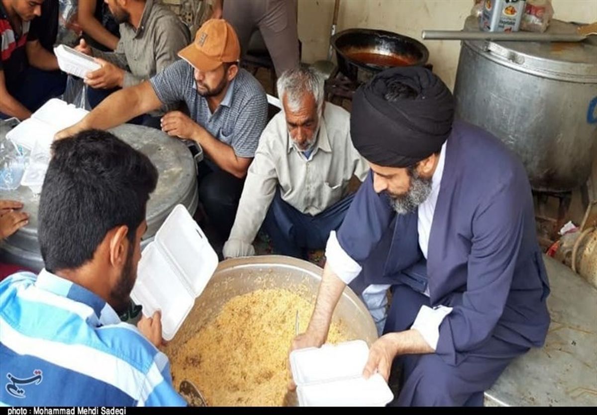 گردان کربلای اهواز روزانه ۱۰۰۰ پرس غذای گرم بین سیلزدگان توزیع میکند
