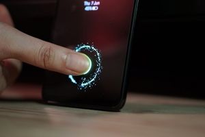 سنسور اثر انگشت زیر نمایشگر LCD؛ تجربه ای ارزان و مفید از یک شرکت چینی
