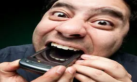 عاقبت زندانی که گوشی موبایل خود را بلعید!